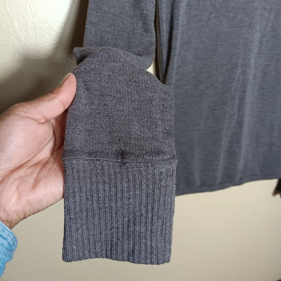 Active basic grey longsleeve shirt with round neckline size small - Picture 2 of 5